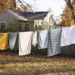 When should you dry laundry outdoors in autumn to keep clothes fresh and not musty?