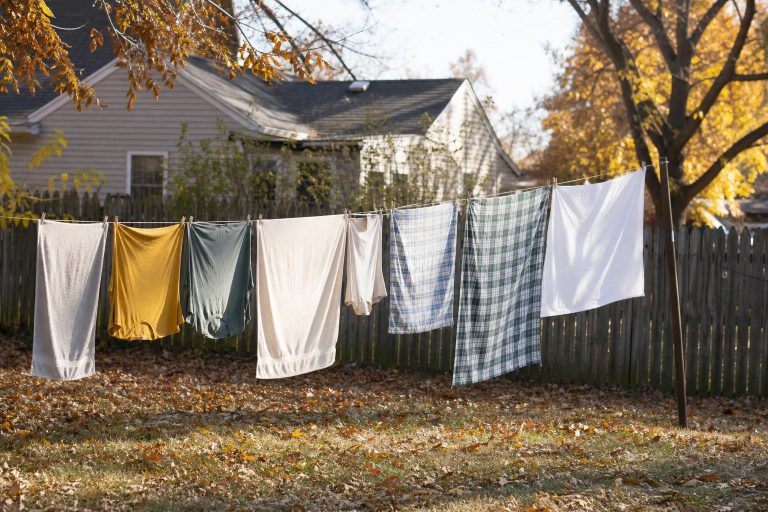 When should you dry laundry outdoors in autumn to keep clothes fresh and not musty?